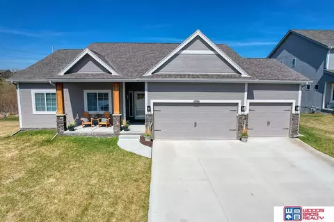 11164 Horizon Cir, Papillion, NE 68046