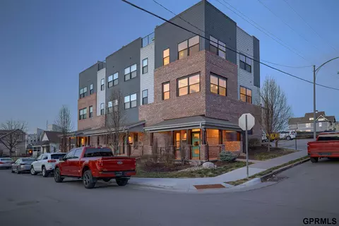 925 S 31st St, Omaha, NE 68105