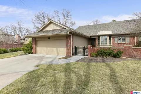 10130 Fieldcrest Dr, Omaha, NE 68114