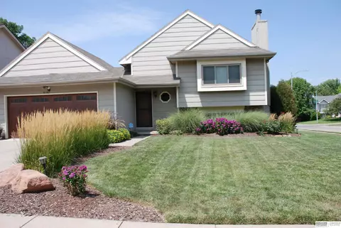 8102 Vernon Ave, Omaha, NE 68134
