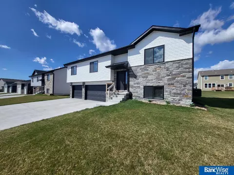 8200 Yankee Woods Dr, Lincoln, NE 68516