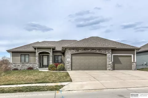 7910 S 194th St, Gretna, NE 68028