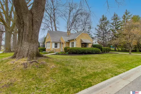 2740 Royal Ct, Lincoln, NE 68502