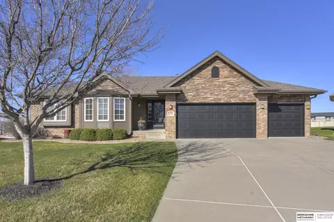 16724 Ogden Cir, Omaha, NE 68116