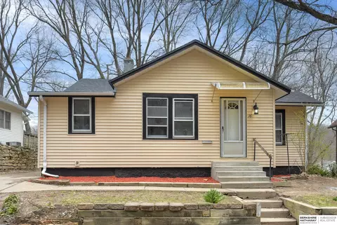 16 Grandview Ave, Council Bluffs, IA 51503