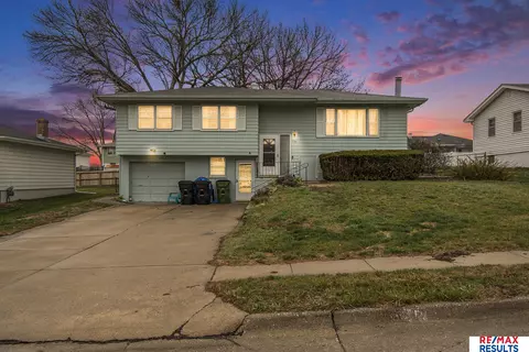 330 W Glenmore Dr, Gretna, NE 68028