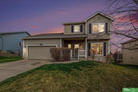 1709 Southview Dr, Papillion, NE 68046
