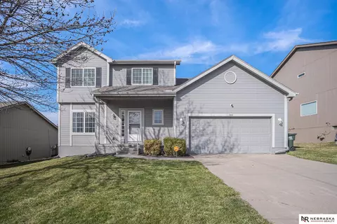 1104 Valleyview Dr, Papillion, NE 68046
