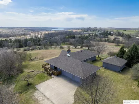 9525 Pawnee Rd, Omaha, NE 68122