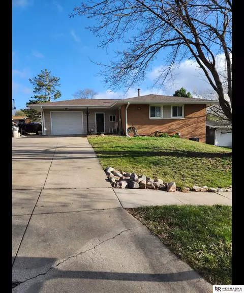 9670 Maple Dr, Omaha, NE 68134