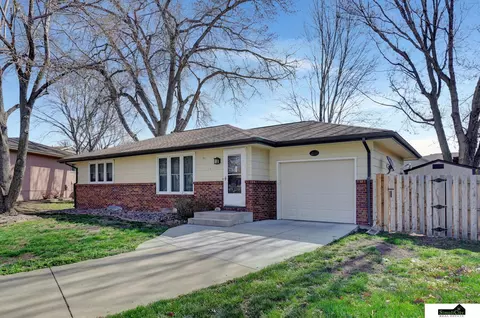 2221 Mason Cir, Lincoln, NE 68521