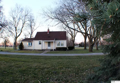 305 S 259th St, Waterloo, NE 68069