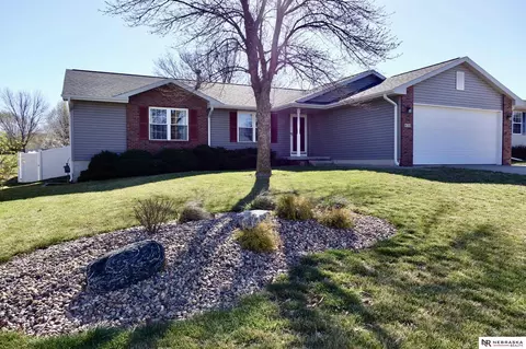 820 Sunflower Dr, Hickman, NE 68372