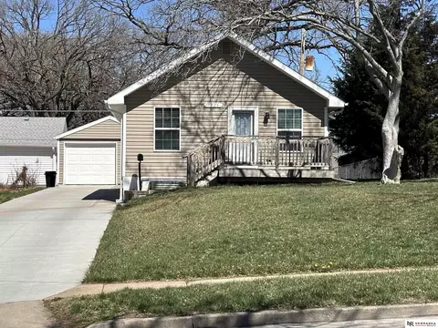 7926 Oakwood St, Ralston, NE 68127
