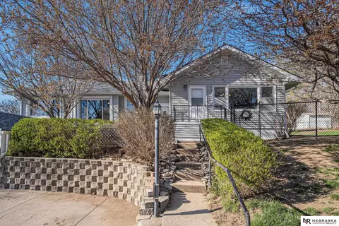 6724 Mayberry St, Omaha, NE 68106