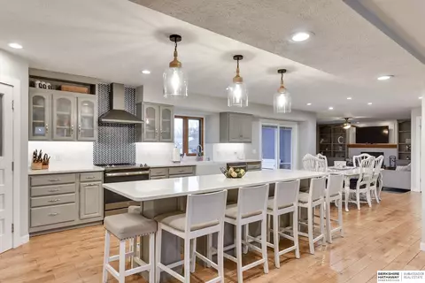 913 Shenandoah Dr, Papillion, NE 68046