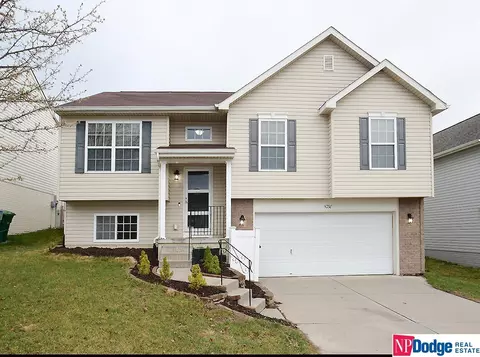 8750 Quest St, Omaha, NE 68122