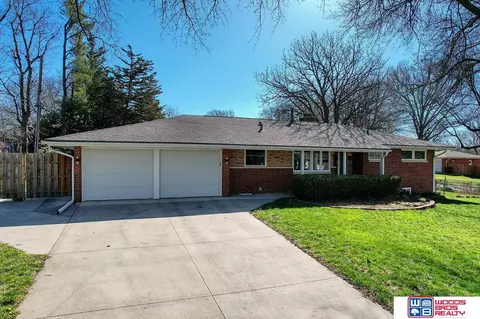 1730 Skyline Dr, Lincoln, NE 68506