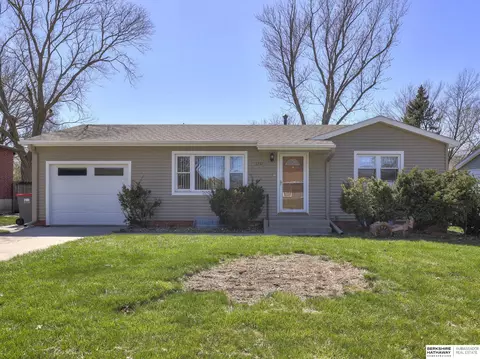 8237 Chestnut Ln, Lincoln, NE 68510