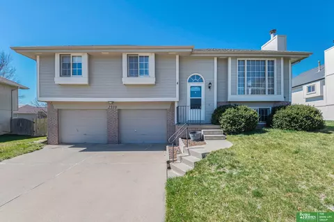 2310 King Dr, Papillion, NE 68046