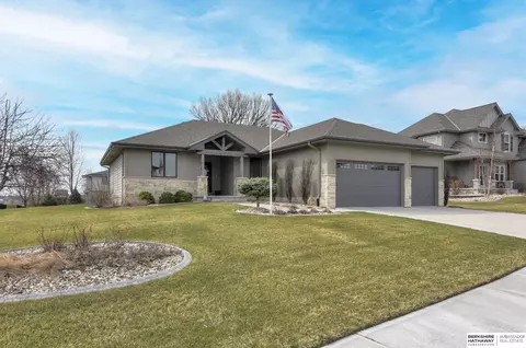 521 Sherwood Dr, Gretna, NE 68028