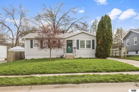 8974 Laurie Cir, Omaha, NE 68124