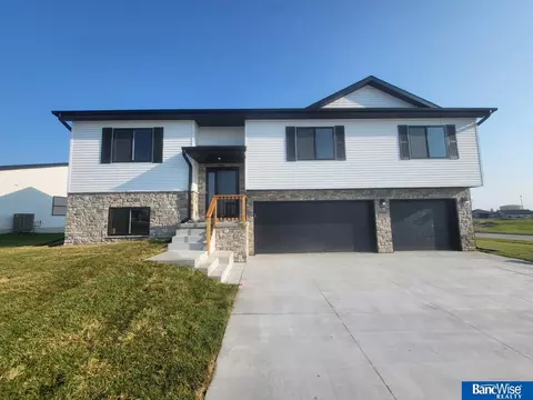 7710 Ponce Dr, Lincoln, NE 68516