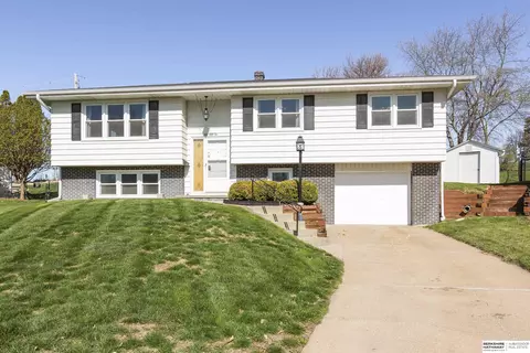 5052 Arbor Cir, Omaha, NE 68106