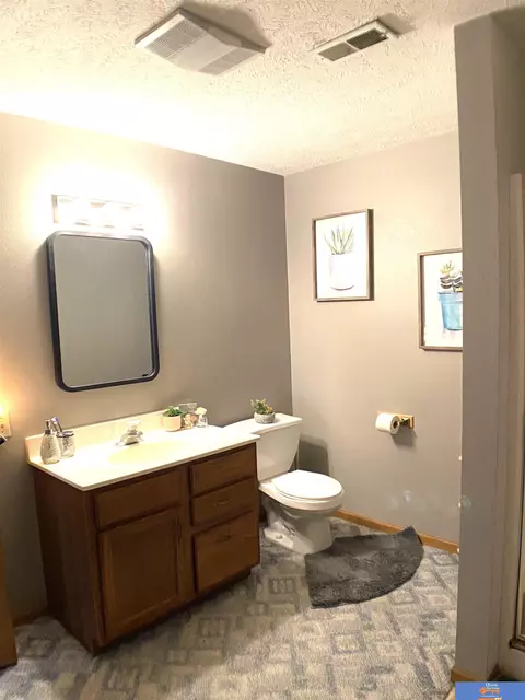 Bath - 917 Paddock St, Beatrice, NE 68310 photo 8 of 8