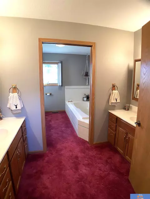 Bath - 917 Paddock St, Beatrice, NE 68310 photo 4 of 8