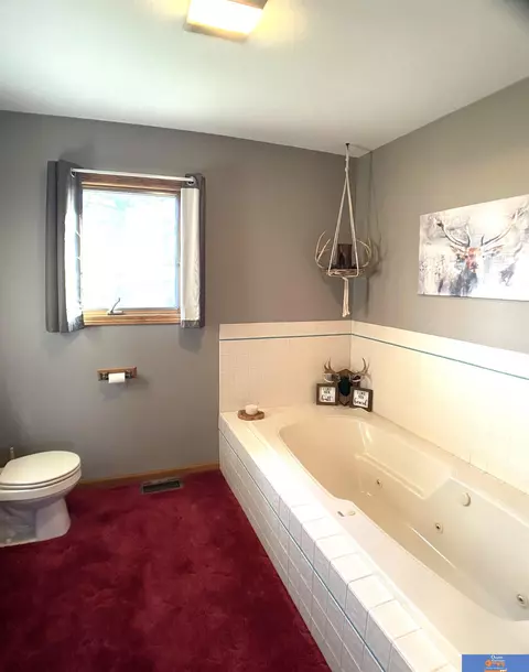 Bath - 917 Paddock St, Beatrice, NE 68310 photo 7 of 8