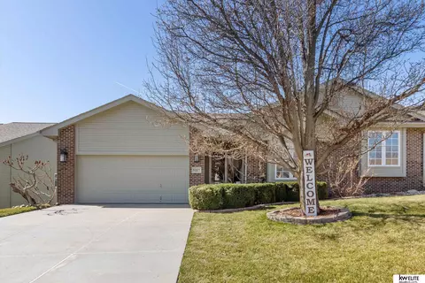 5117 Lakecrest Dr, Papillion, NE 68133