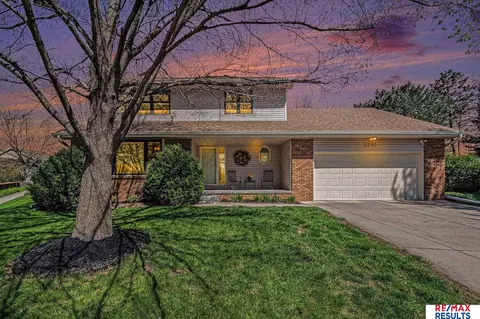 15806 Douglas Cir, Omaha, NE 68118