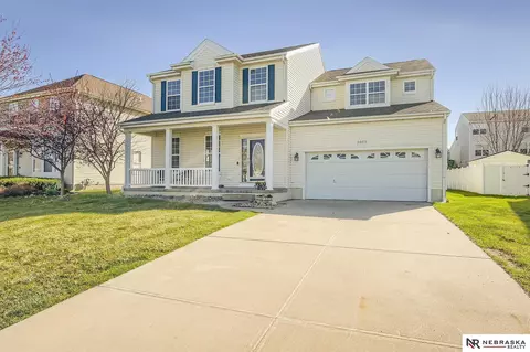 2007 Walnut Creek Dr, Papillion, NE 68046