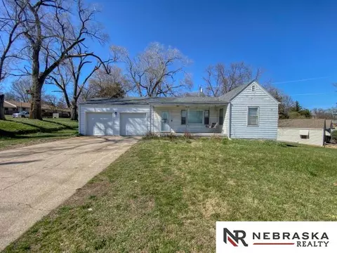 2004 Benson Gardens Blvd, Omaha, NE 68134