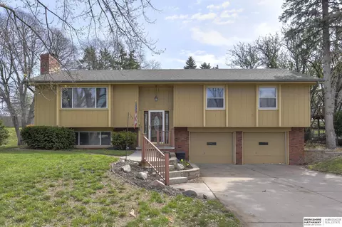 1119 Coach Rd, Papillion, NE 68046