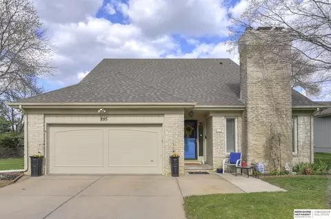 855 S 118th Plz, Omaha, NE 68154
