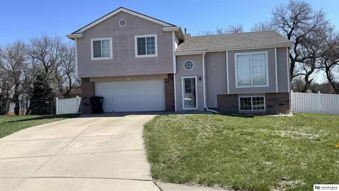 1104 Apache Cir, Papillion, NE 68046