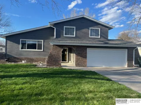 808 Crest Dr, Papillion, NE 68046