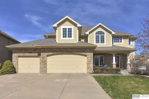 10220 Edna St, La Vista, NE 68128