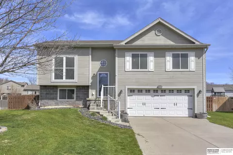 806 Clearwater Dr, Papillion, NE 68046
