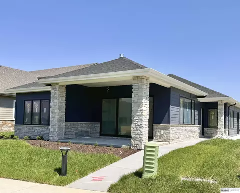 17505 Dupont Plaza Cir, Omaha, NE 68130