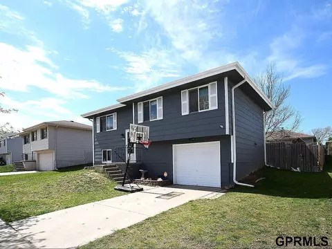 2109 NW 54 St, Lincoln, NE 68528