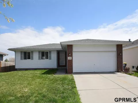 2108 NW 54 St, Lincoln, NE 68528