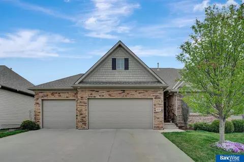 4530 Hawthorne Dr, Lincoln, NE 68516
