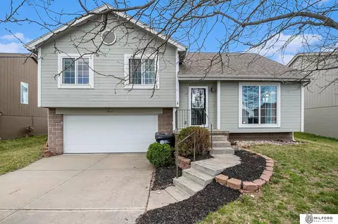 7925 Howell St, Omaha, NE 68122