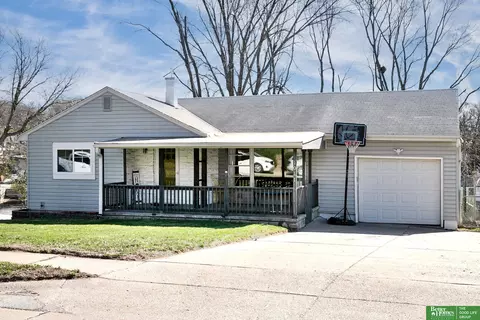 1011 Parkway Dr, Bellevue, NE 68005
