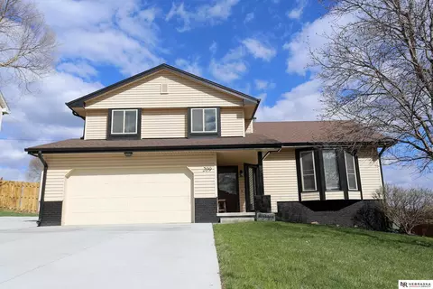 209 Summerset Dr, Papillion, NE 68133