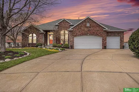 510 Coronado Cir, Carter Lake, IA 51510