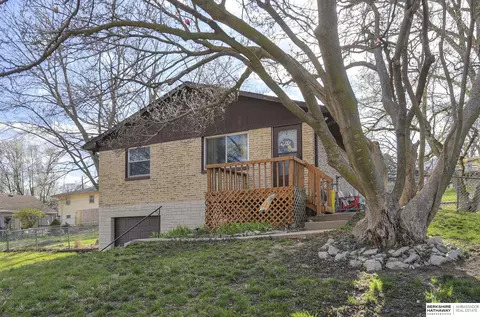 9610 Oak Ridge Dr, Bellevue, NE 68147